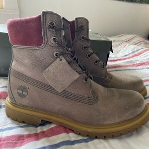 Women’s Timberland Classic Premium 6” boot size 7.5 very gently used with box